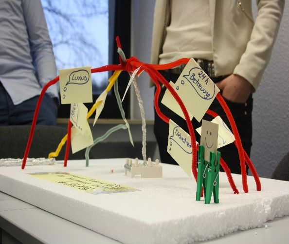 Ein Bild, das Person, Kleidung, Im Haus, Roboter enthält